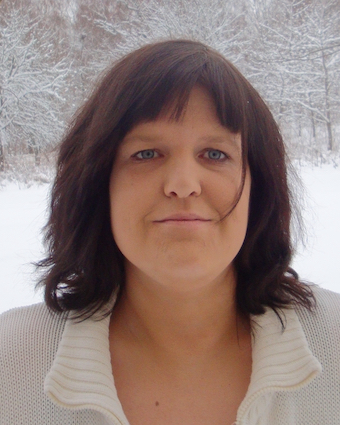 Anna Paulsen Anna Paulsen med mörkt hår till axlarna. I bakgrunden ett vinterlandskap.